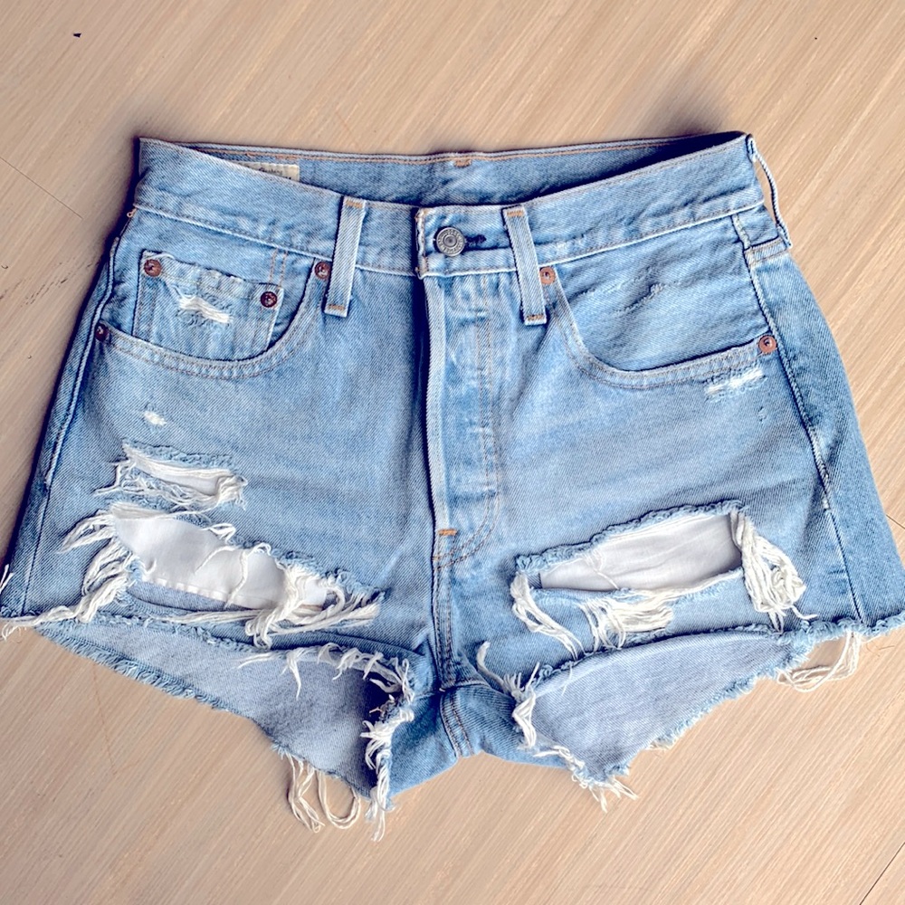501 Women’s Levi High Rose Button Fly Shorts 26